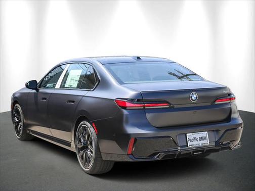 2025 BMW 740 i