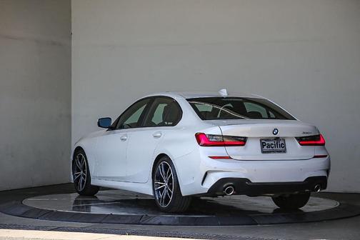 Photo 4 of 27 of 2021 BMW 330 i