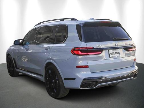 2025 BMW X7 M60i