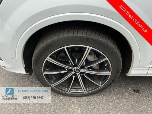 Glacier White Metallic 2023 Audi Q7 55 Premium Plus