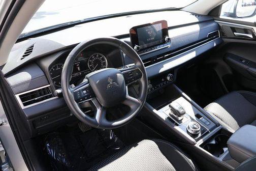 2024 Mitsubishi Outlander ES