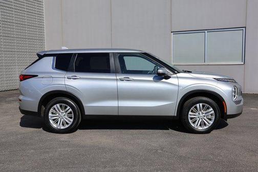 2024 Mitsubishi Outlander ES