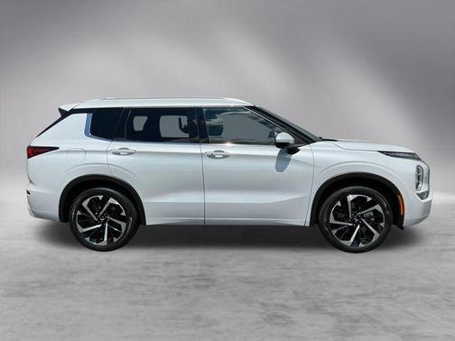 Diamond White 2022 Mitsubishi Outlander SEL