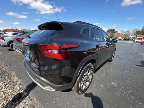 Mosaic Black Metallic 2026 Chevrolet Trax LT