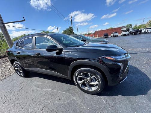 Mosaic Black Metallic 2026 Chevrolet Trax LT