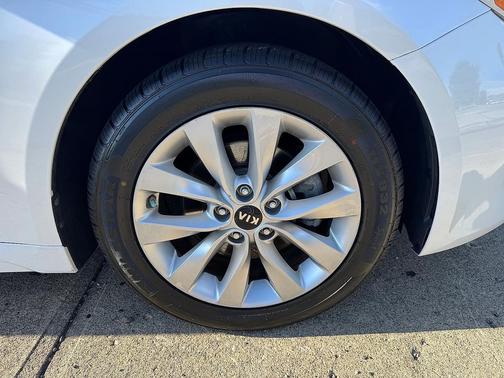 Snow White Pearl 2017 Kia Optima LX