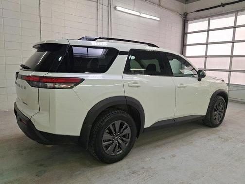 2022 Nissan Pathfinder SV