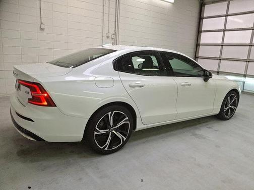 2024 Volvo S60 B5 Core Dark Theme