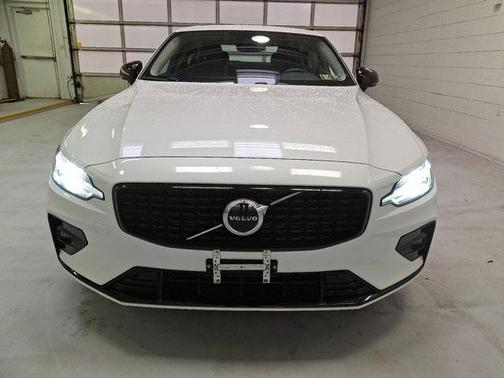 2024 Volvo S60 B5 Core Dark Theme