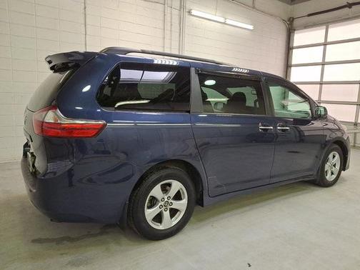 2019 Toyota Sienna LE