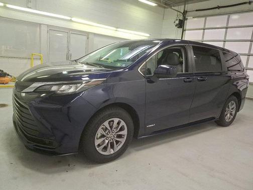 2021 Toyota Sienna LE