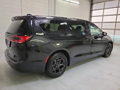 2023 Chrysler Pacifica Hybrid Touring L