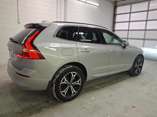 2022 Volvo XC60 B5 Momentum