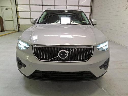 2023 Volvo XC40 B5 Plus Bright Theme