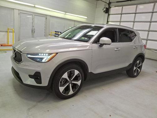 2023 Volvo XC40 B5 Plus Bright Theme