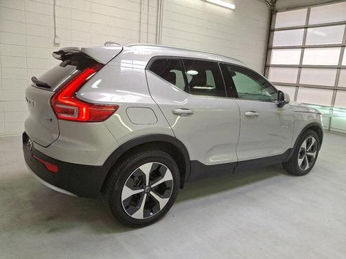 2023 Volvo XC40 B5 Plus Bright Theme