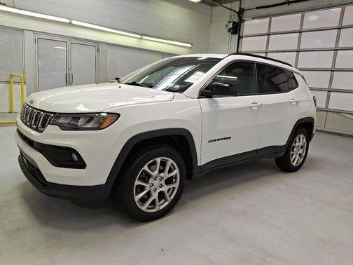 Bright White Clearcoat 2023 Jeep Compass Latitude Lux