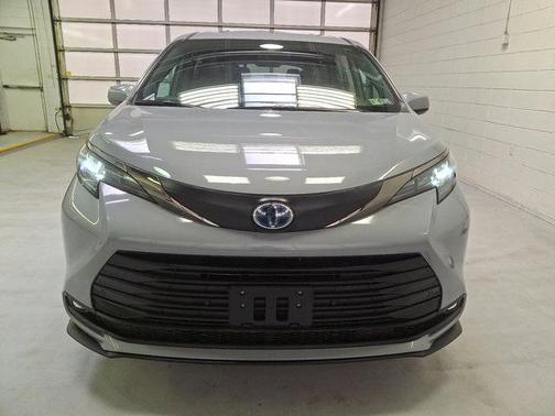 2024 Toyota Sienna Woodland Edition