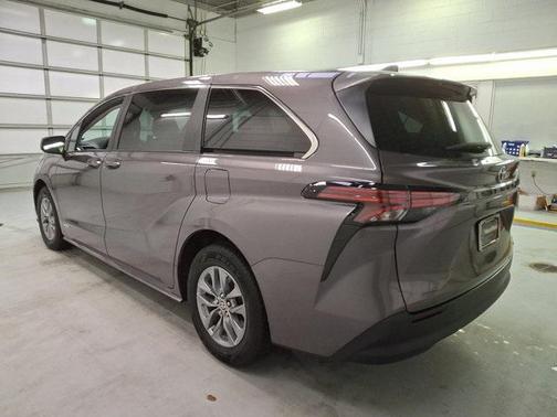 2021 Toyota Sienna LE