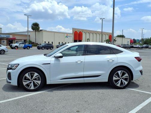 Glacier White Metallic 2024 Audi Q8 e-tron Premium Plus