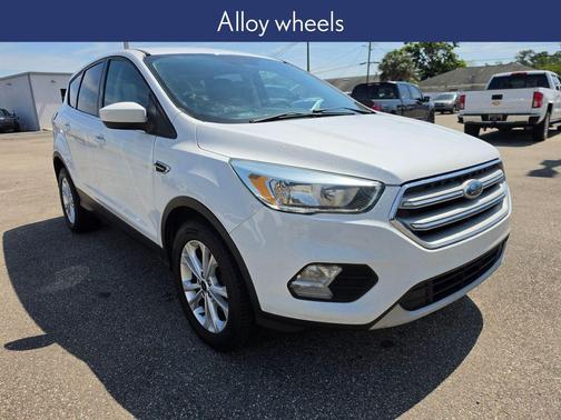 Oxford White 2017 Ford Escape SE