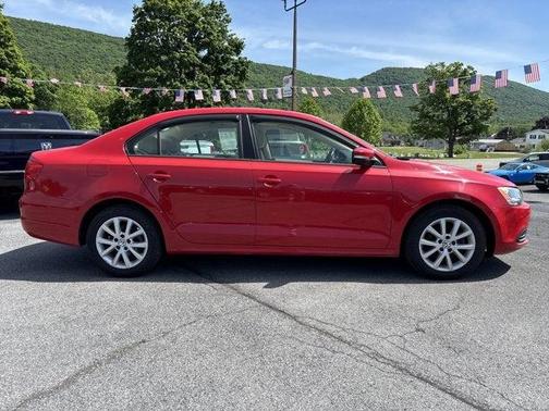 Red 2012 Volkswagen Jetta SE
