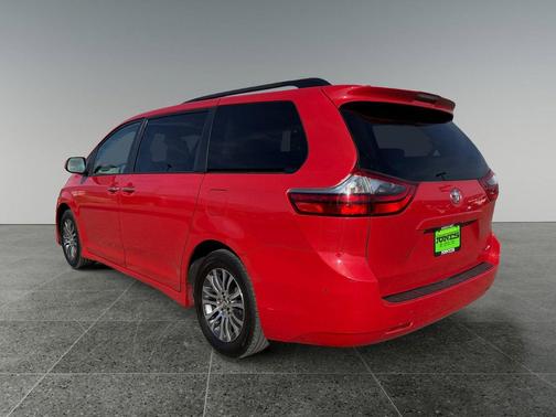 2020 Toyota Sienna XLE