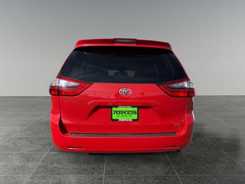 2020 Toyota Sienna XLE
