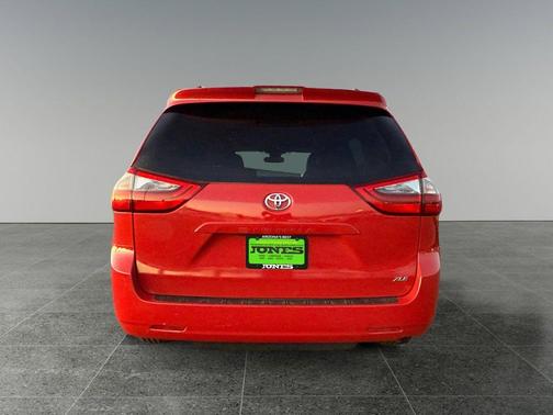 2020 Toyota Sienna XLE