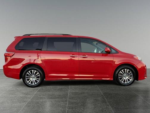 2020 Toyota Sienna XLE