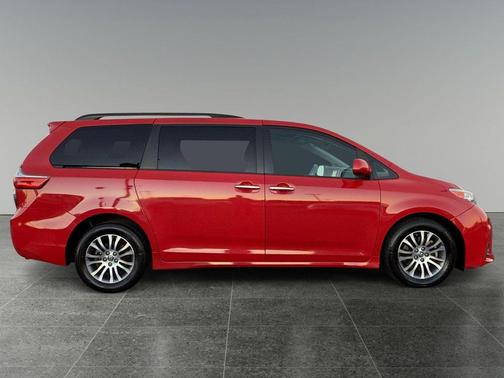 2020 Toyota Sienna XLE