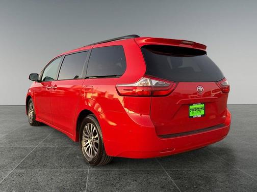 2020 Toyota Sienna XLE
