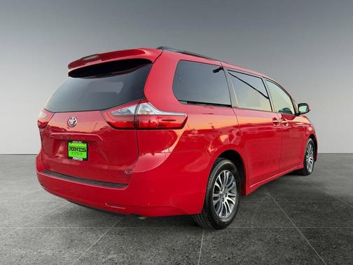 2020 Toyota Sienna XLE