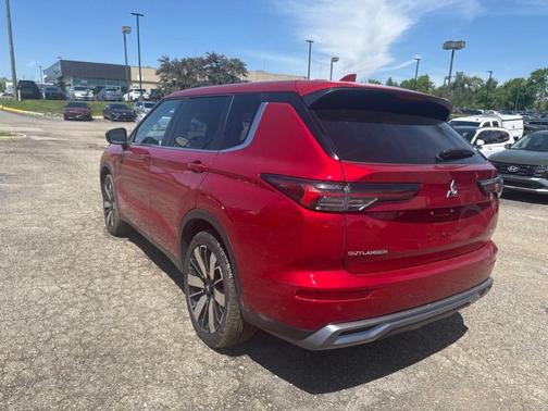 Diamond Red 2025 Mitsubishi Outlander SE