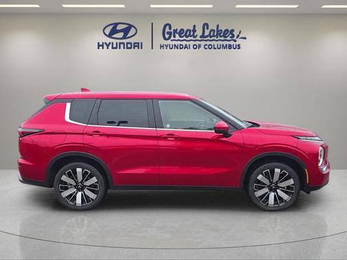 Diamond Red 2025 Mitsubishi Outlander SE