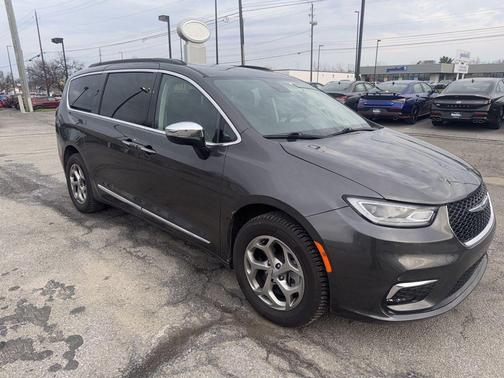 Granite Crystal Clearcoat Metallic 2023 Chrysler Pacifica Limited