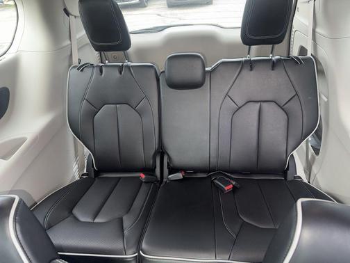 Granite Crystal Clearcoat Metallic 2023 Chrysler Pacifica Limited