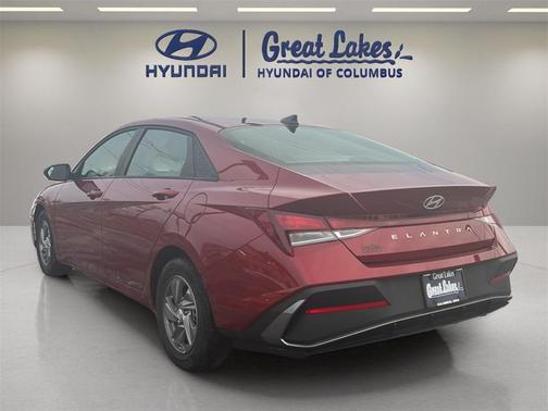 2024 Hyundai ELANTRA SE