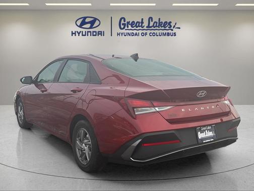 2024 Hyundai ELANTRA SE