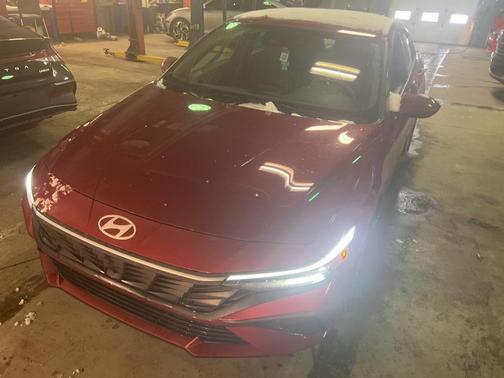 2024 Hyundai ELANTRA SE