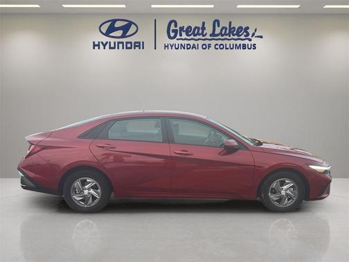 2024 Hyundai ELANTRA SE