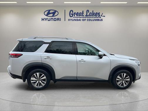 2022 Nissan Pathfinder SL