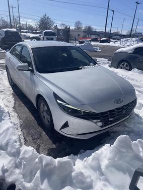 2022 Hyundai ELANTRA SE
