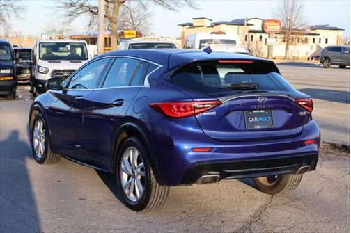 2017 INFINITI QX30 Luxury AWD
