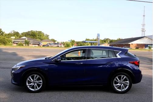 2017 INFINITI QX30 Luxury AWD