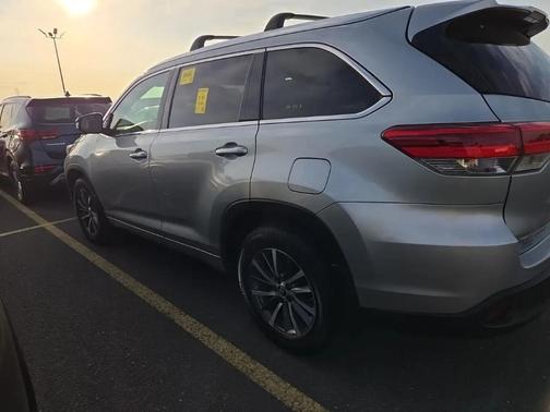 Celestial Silver Metallic 2017 Toyota Highlander XLE