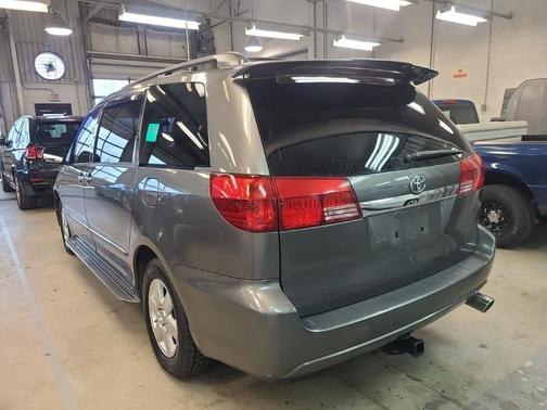 2004 Toyota Sienna LE