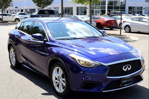 2017 INFINITI QX30 Luxury AWD
