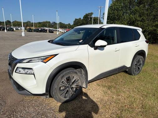 White 2022 Nissan Rogue SV