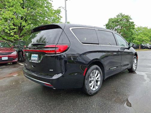 Diamond Black Crystal Pearlcoat 2027 Chrysler Pacifica L